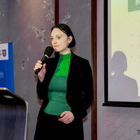 Jana Liebe präsentiert den ThEEN in China