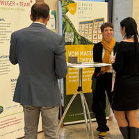 Besucher des Fachforums im Gespräch mit Ausstellern