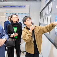 Jana Liebe bei einer Unternehmensbesichtigung in Baolong