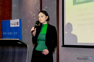 Jana Liebe präsentiert den ThEEN in China