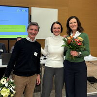 Blumen als Dankeschön an die diesjährigen Kassenprüfer Uwe Hörseljau (Oberbank AG) und Sandra Philipps (KMPG AG Wirtschaftsprüfungsgesellschaft)