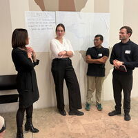 Teilnehmer in Diskussion mit Lisa Helf (TU Bergakademie Freiberg)