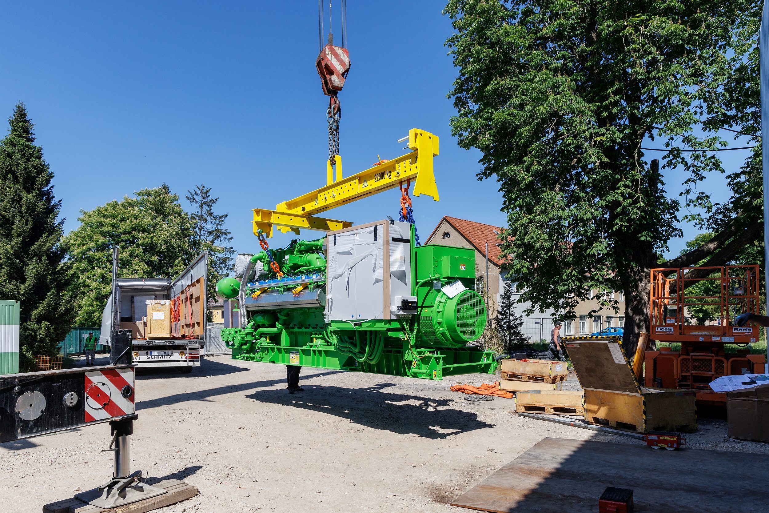 Der Gasmotor, der die KWK-Einheit der iKWK-Anlage Gera-Langenberg bildet, wird mit einem Kran vom LKW heruntergehoben und für die Einbringung in das Heizhaus vorbereitet. Bild: TWS Thüringer Wärme Service GmbH